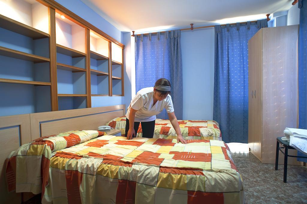 Hostal Xarau Cerdanyola del Vallès Eksteriør billede