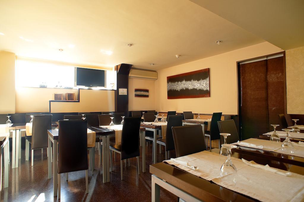 Hostal Xarau Cerdanyola del Vallès Eksteriør billede
